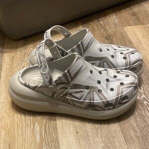 CROCS Star Pattern Clogs in Gray and Brown